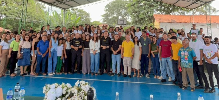 Alunos do ensino fundamental e médio participaram de uma palestra educativa com o delegado Charles Pessoa, do Departamento de Repressão às Ações Criminosas Organizadas (DRACO)